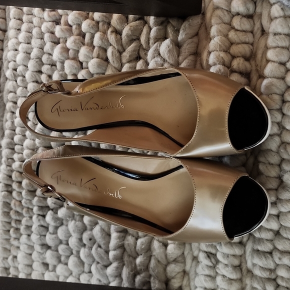 Gold peep toe heels - Picture 1 of 4